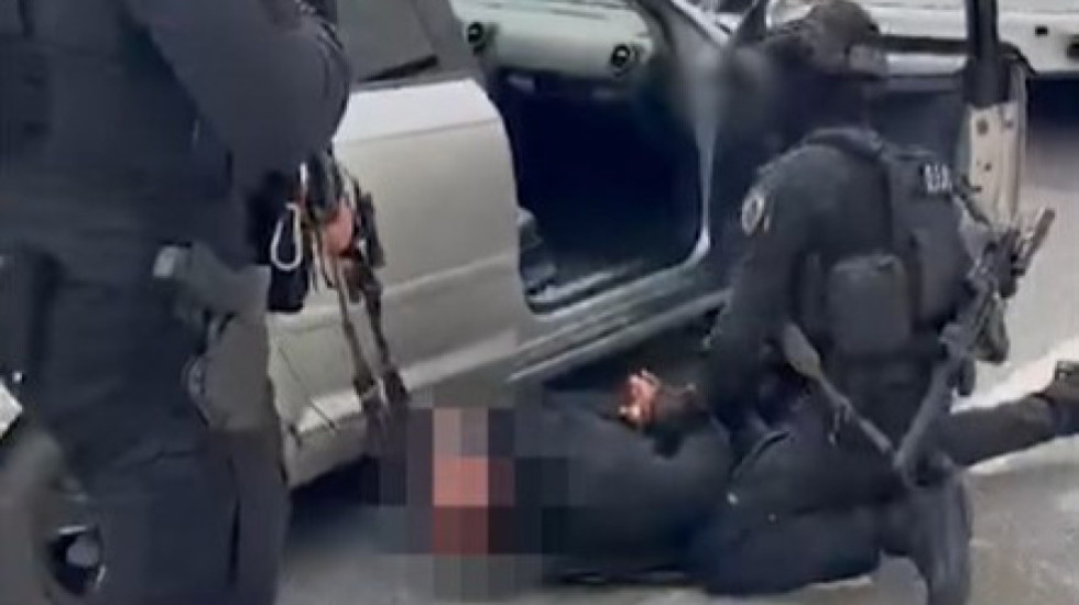 VIDEO- Armën e kishte gatur për të shitur, arrestohet 25- vjeçari në Tiranë