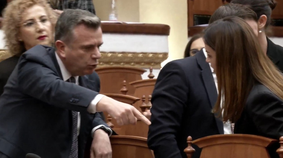 "Kujdes kur flet me mua, s'jam shoqja jote", përplasje e ashpër mes Taulant Ballës e Elda Hotit