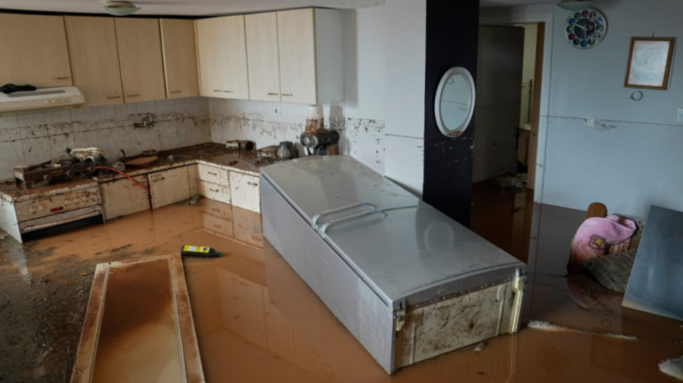 Stuhia “Erminio” godet Greqinë, përmbytjet i marrin jetën një personi