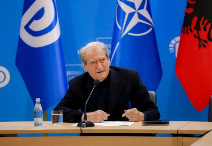 “I zhytur në naftë”, Berisha: Hetim për Autoritetin e Konkurrencës, amendamente për çmimin e karburanteve