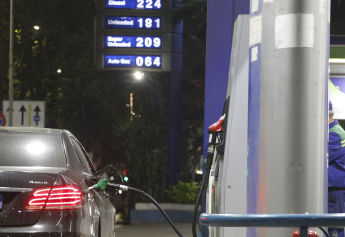 Momenti kur nafta shkon në 224 lekë për litër, rritja e çmimit nuk i “tremb” shqiptarët