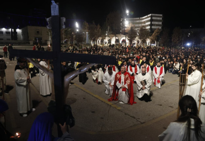 Vigjilja e Pashkës Katolike, besimtarët kremtojnë “Udhën e Kryqit”