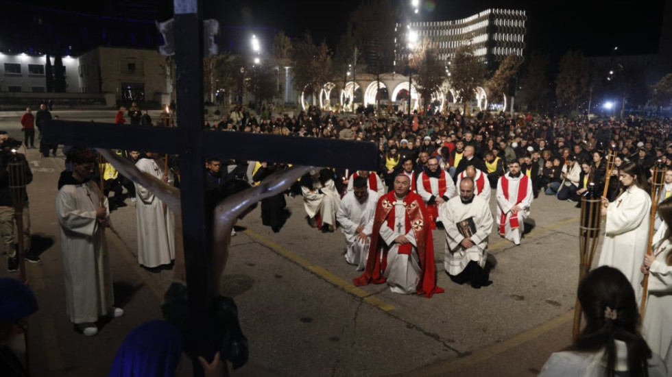 Vigjilja e Pashkës Katolike, besimtarët kremtojnë “Udhën e Kryqit”