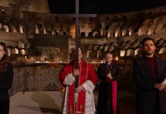 “Udha e Kryqit” në Kolose, për herë të parë Papa e mban vetë kryqin e vuajtjeve