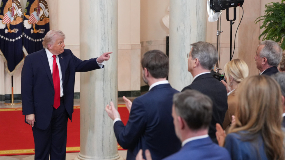 “Jemi në luftë”, Trump reagon pas rrëzimit të avionit amerikan: Nuk ndikon në negociata