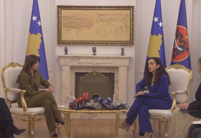 Vjosa Osmani përfundon mandatin si Presidente, ia kalon detyrën Albulena Haxhiut