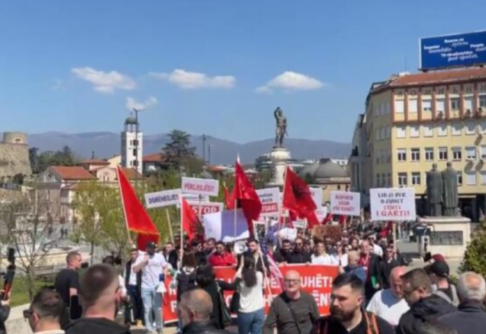 “Gjuha shqipe, e drejta jonë”, studentët protestojnë në Shkup