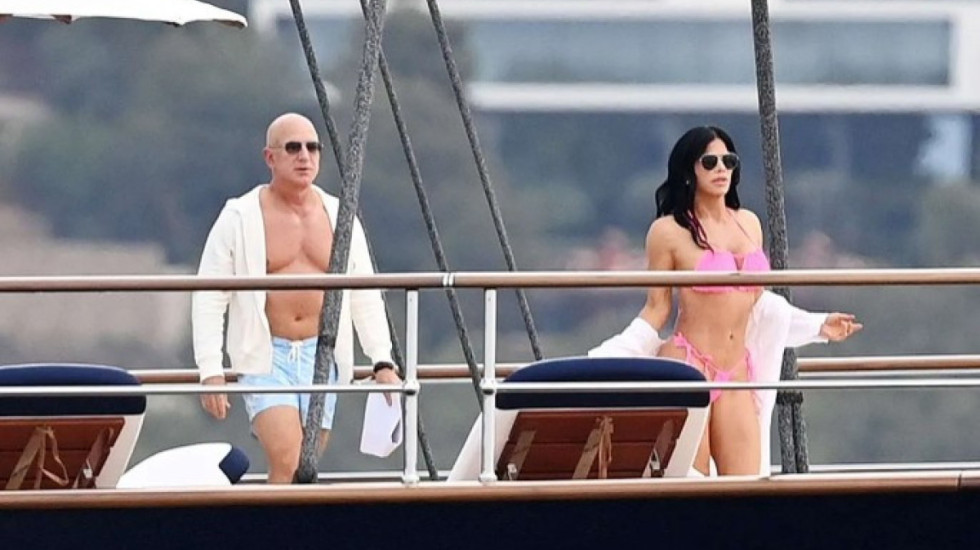 Jahti 500 mln dollarësh i bëhet “hall” Jeff Bezos-it... zgjidh punë me helikopter