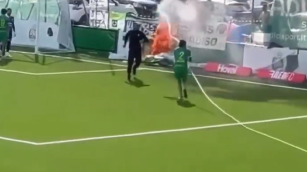 Ish-“ylli” i Interit bëhet zjarrfikës në mes të ndeshjes