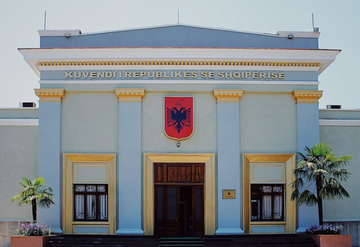 PS rrëzon kërkesat e opozitës për komisione hetimore për rrugët e shembura dhe AKSHI-n