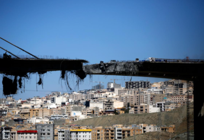 Netanjahu e konfirmon, Izraeli bombardon ura dhe hekurudha në Iran