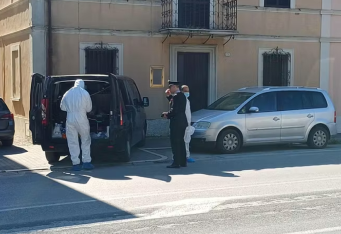 E rëndë në Itali, 20-vjeçari plagos me thikë prindërit dhe vëllanë