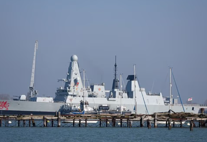 Konfirmohen thëniet e Trump, luftanija e vetme britanike ankorohet për shkak të një defekti