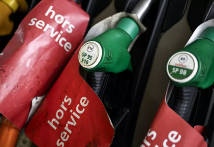 Franca preket nga kriza e karburantit, shumë pika furnizimi kanë mungesë