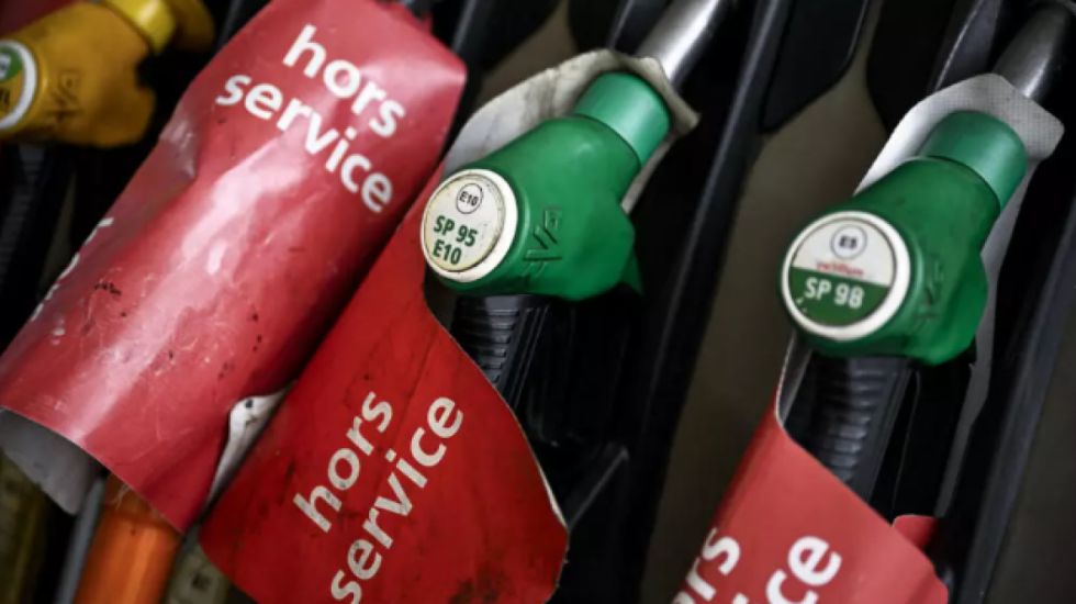 Franca preket nga kriza e karburantit, shumë pika furnizimi kanë mungesë
