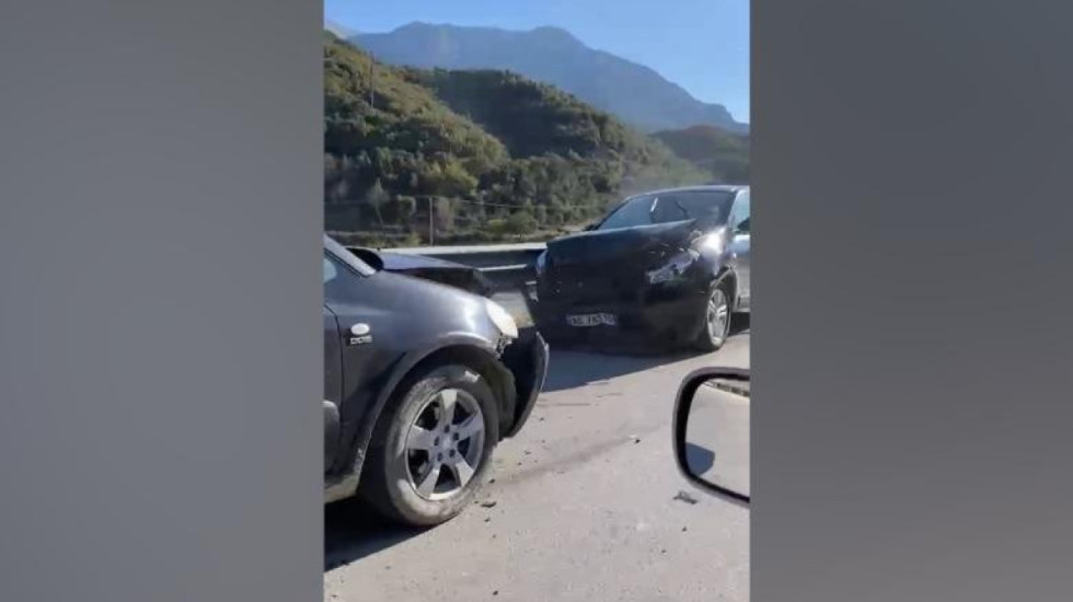 Makinat përplasen në rrugën e Lumit të Vlorës, disa të lënduar