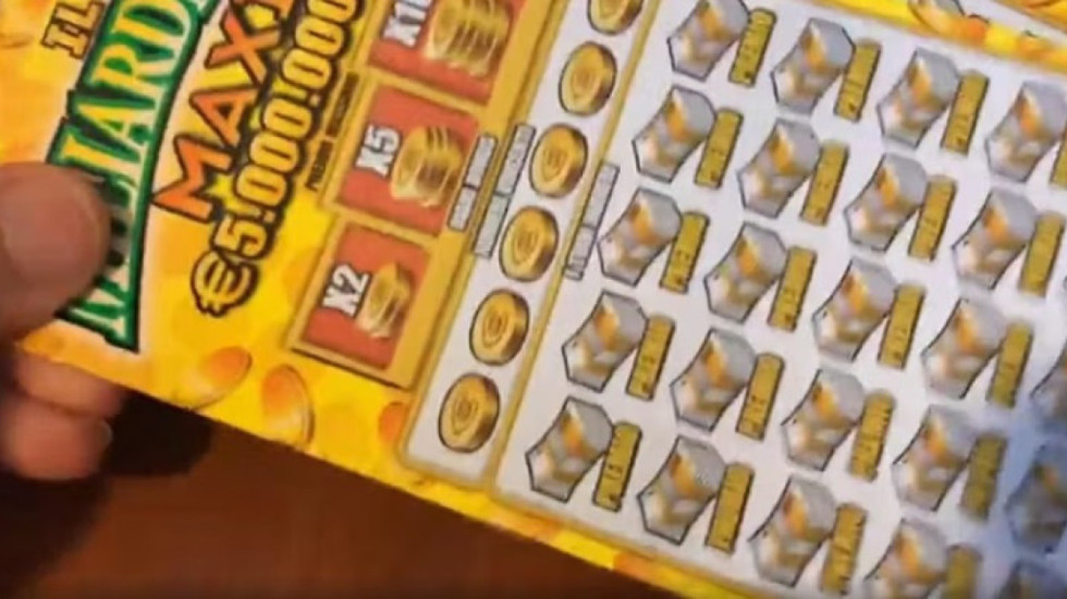 Fitoi 500 mijë euro dhe u arratis për mos ti ndarë me të fejuarin, por bileta doli humbëse