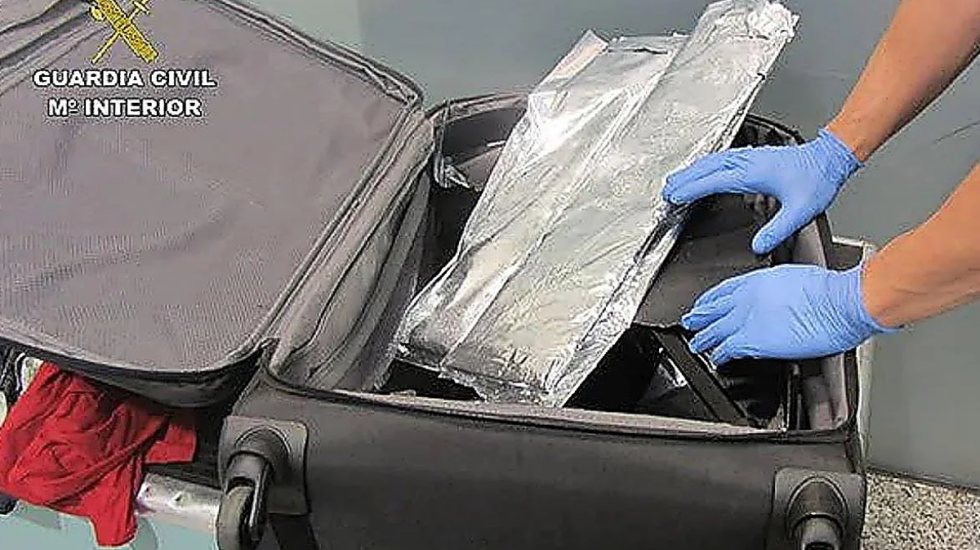 Nëna dhe vajza mbushën valixhet me kokainë, arrestohen në aeroport