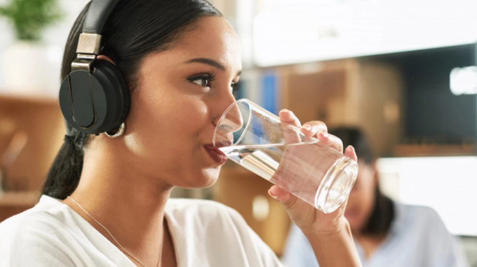 Ja pse duhet ta nisni ditën me një gotë uji