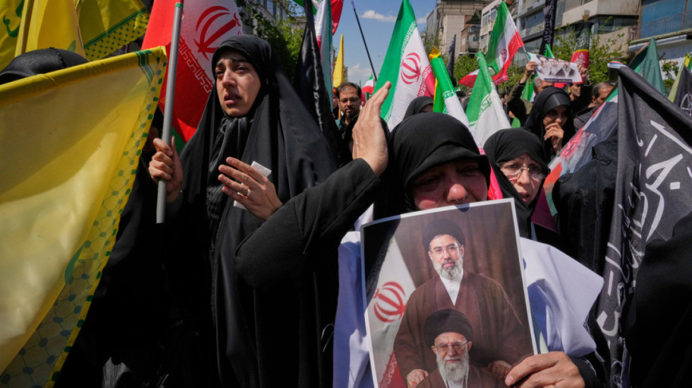 Iranianët mbushin sheshet për 40-ditëshin e Khameneit, parada edhe si “fitore” ndaj Amerikës