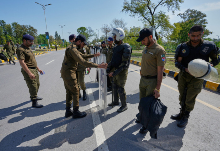 Lufta në Lindjen e Mesme, Islamabadi në izolim përpara bisedimeve