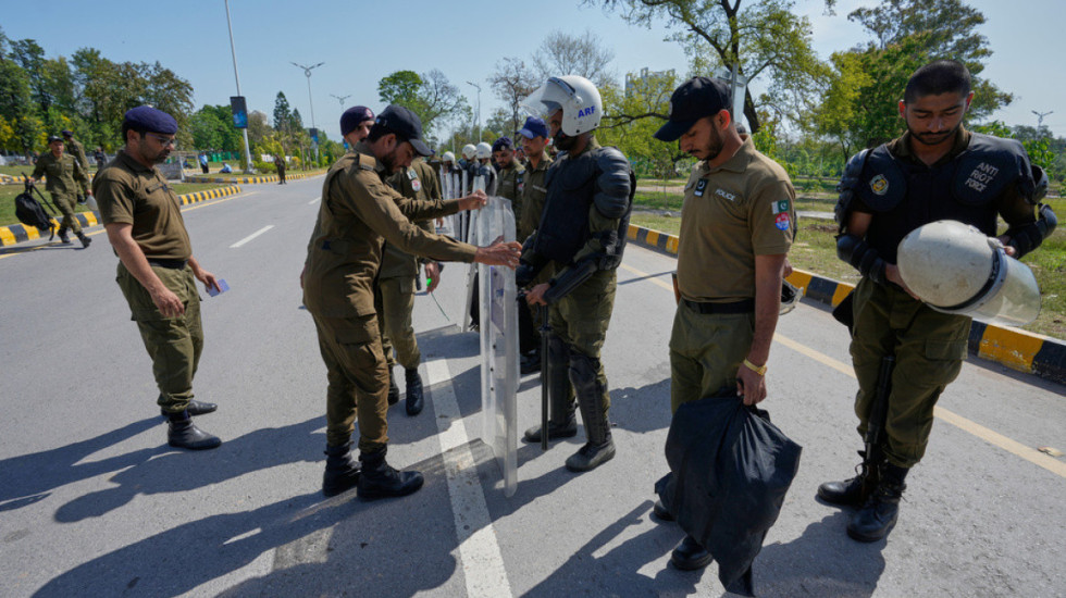 Lufta në Lindjen e Mesme, Islamabadi në izolim përpara bisedimeve