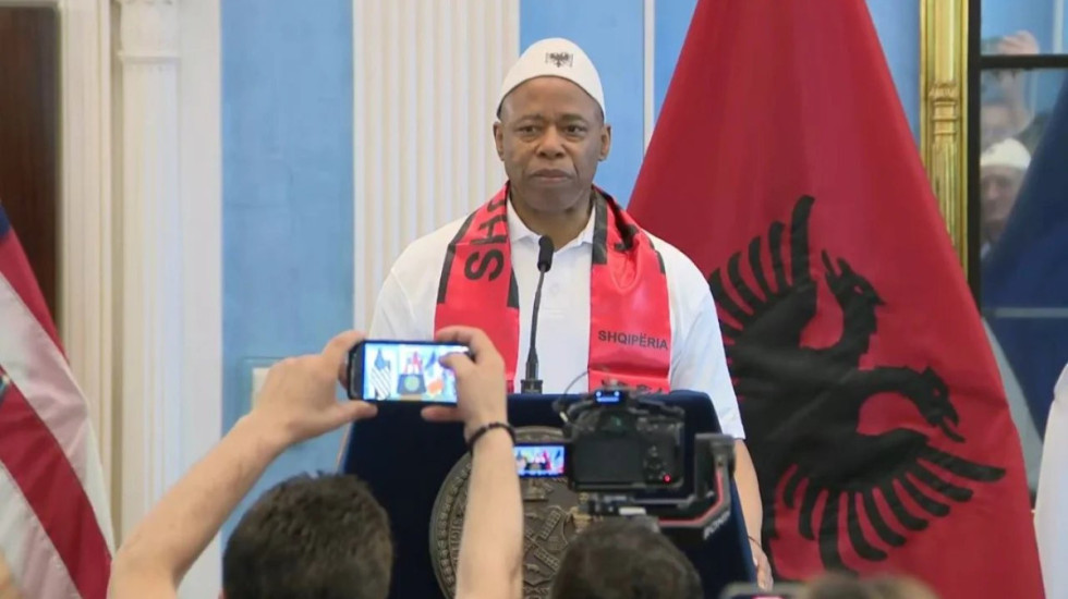 U dashurua me Shqipërinë pas vizitës në vitin 2025, ish-kryebashkiaku i New York merr pasaportën shqiptare