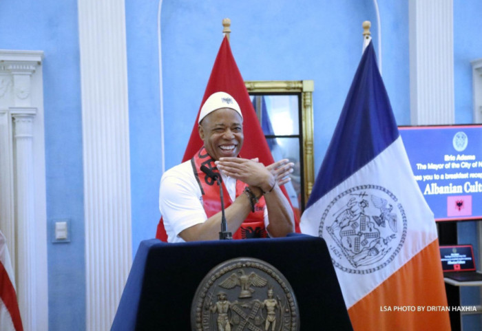 Ish kryebashkiaku i Nju Jorkut merr nënshtetësinë shqiptare