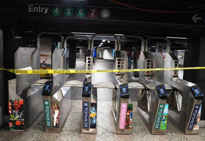 Sulm me hanxhar në metronë e Nju Jorkut, 3 të plagosur, ekzekutohet agresori