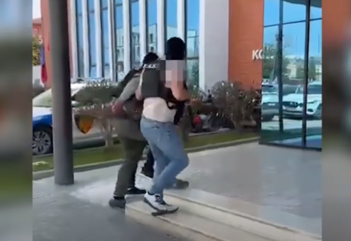 Të shtëna me armë në Bathore, 22-vjeçari i përplasi automjeti, më pas e dhunon