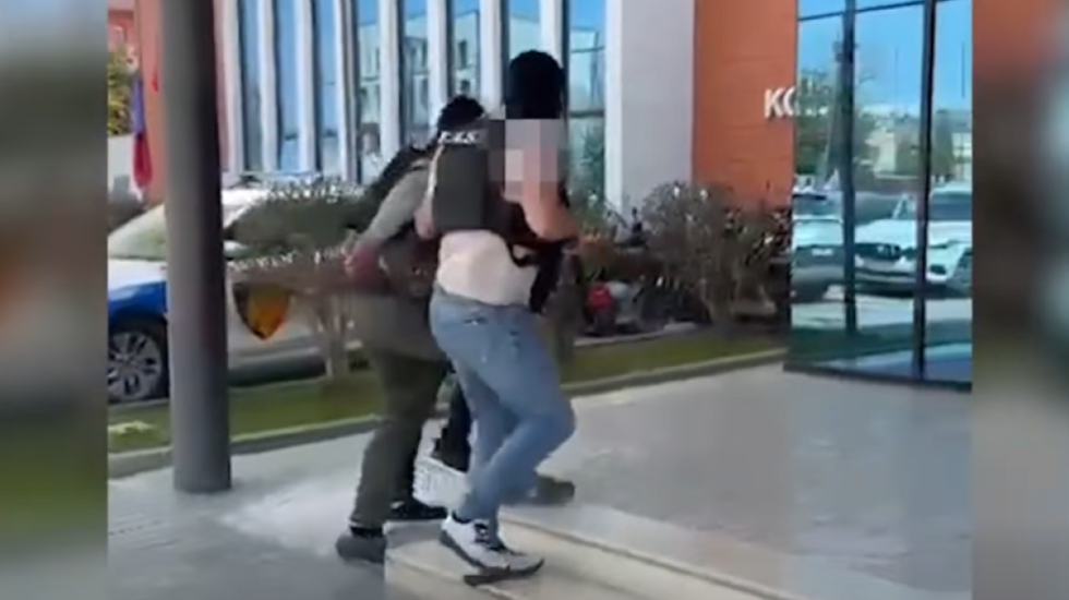 Të shtëna me armë në Bathore, 22-vjeçari i përplasi automjeti, më pas e dhunon