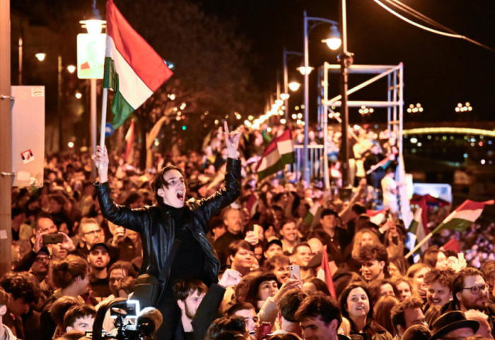 Lot gëzimi në Budapest, hungarezët festojnë rënien e Orban me thirrjen "Rusë kthehuni në shtëpi"