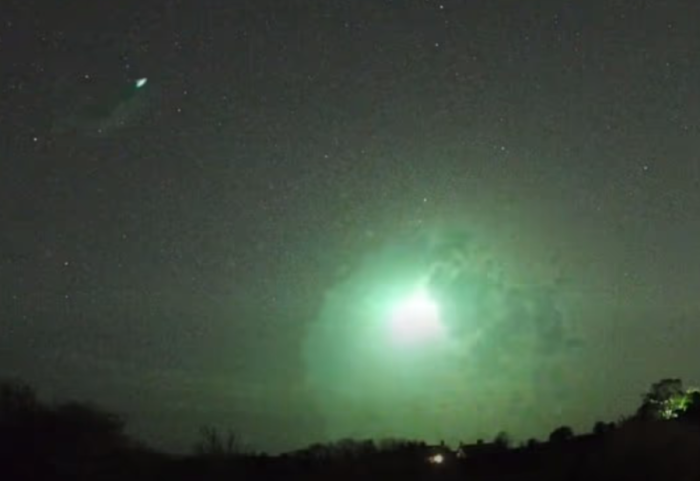 Meteori ndriçon qiellin dhe alarmon britanikët