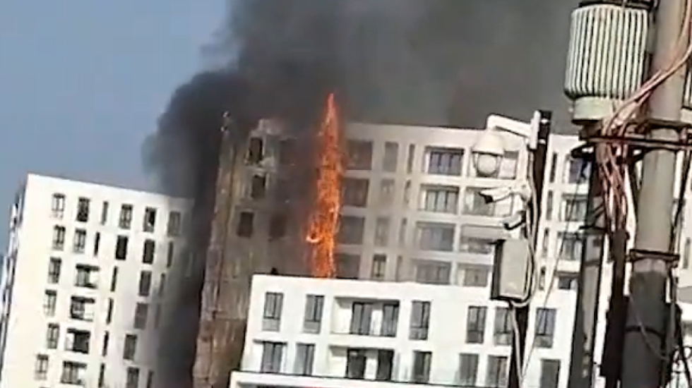 "Do të rindërtojmë", reagon kompania e ndërtimit të pallatit që u dogj: Marrim përsipër shpenzimet