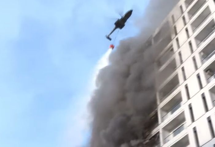 Luftë me flakët, zjarri shkrumbon pallatin në Tiranë, 11 të lënduar