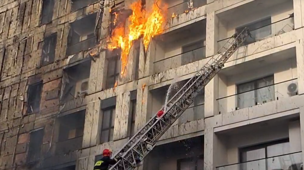 Flakët shkrumbojnë pallatin në Tiranë, zjarrfikësit shpëtojnë banorët, 6 të lënduar