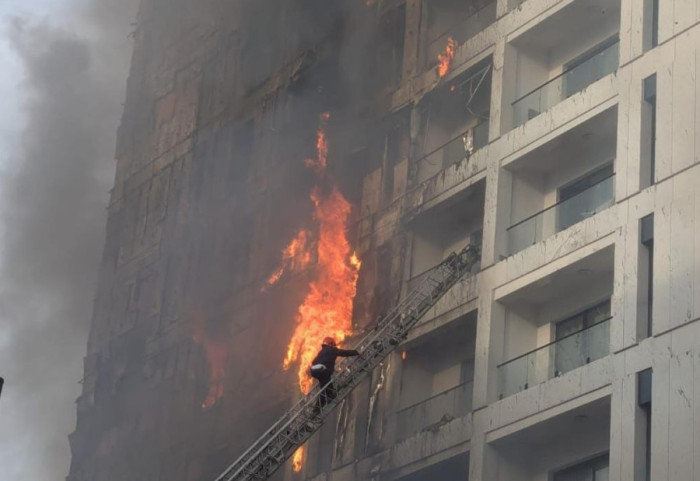 Zjarri shkrumboi pallatin, 4 të arrestuar,  policia: Flakët nisën nga mbeturinat e marketit