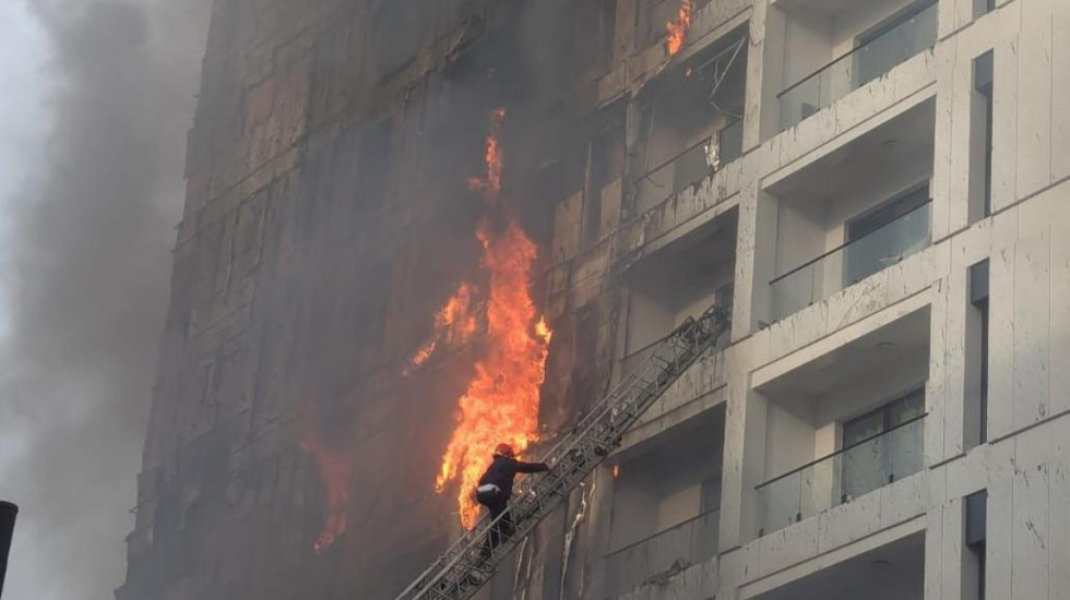 Zjarri shkrumboi pallatin, 4 të arrestuar,  policia: Flakët nisën nga mbeturinat e marketit