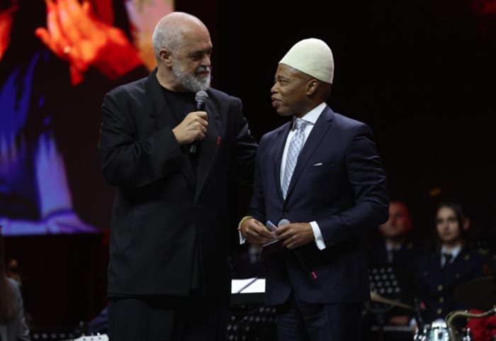 Me plisin në kokë, Rama i jep pasaportën shqiptare ish-kryebashkiakut të Nju Jorkut