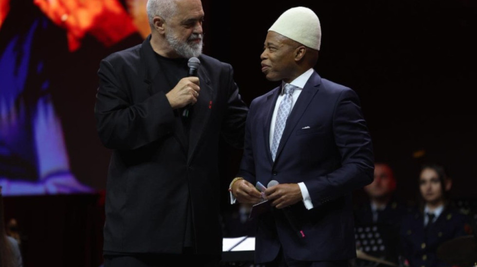 Me plisin në kokë, Rama i jep pasaportën shqiptare ish-kryebashkiakut të Nju Jorkut