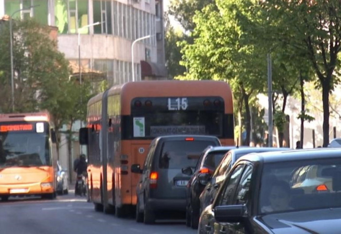 Qytetarët pritje të gjata në stacion, kolaps në transportin publik pas reduktimit të flotës