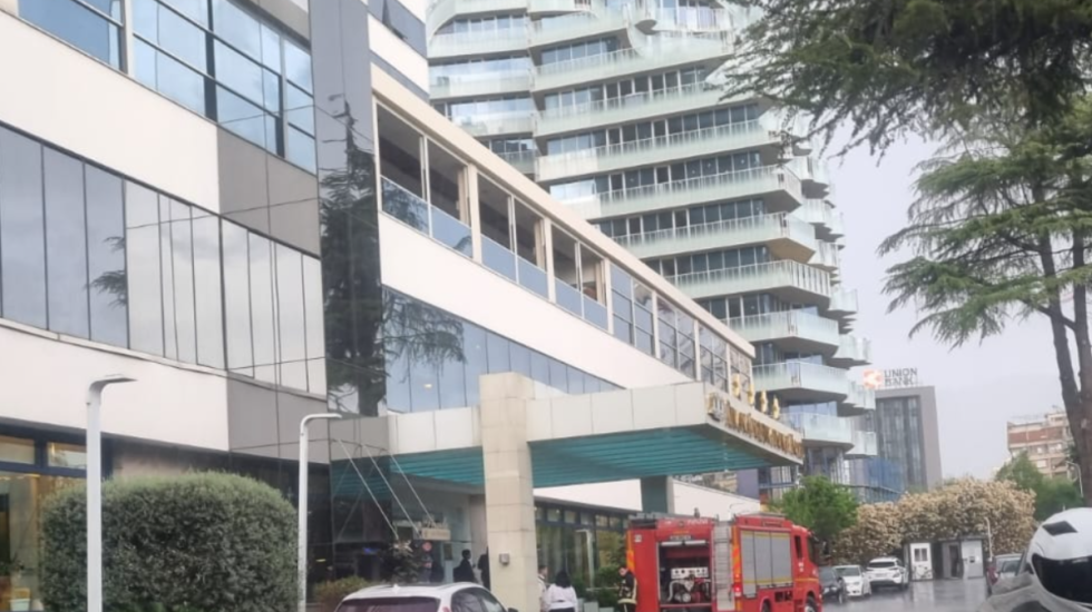 Zjarr në katin e katërt te “Hotel Tirana”