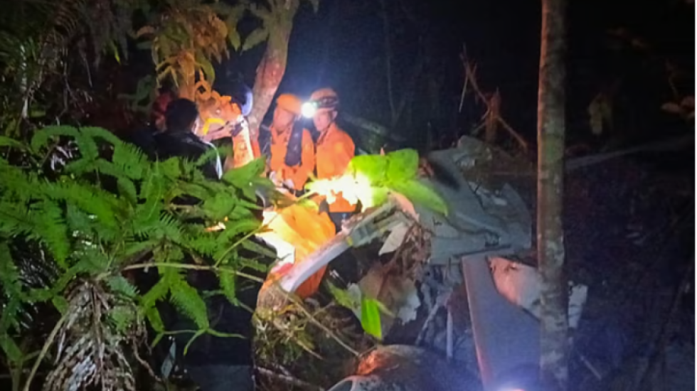 Rrëzohet helikopteri në Indonezi, humbin jetën 8 persona