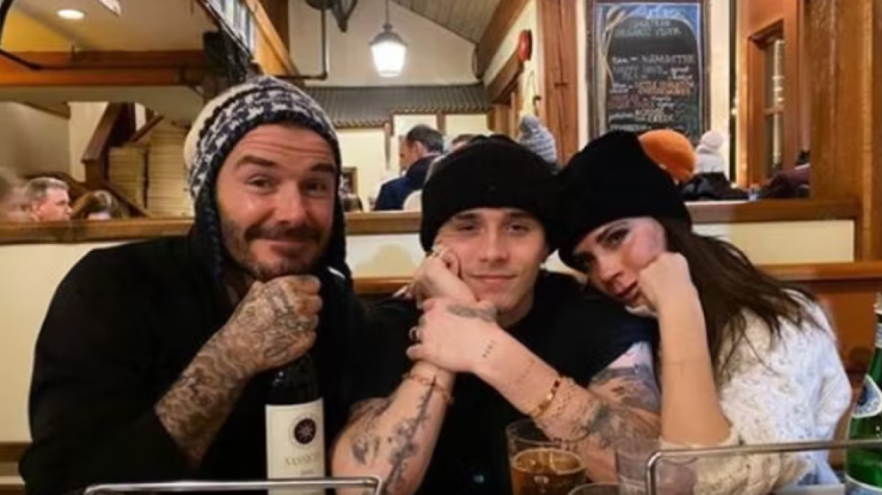 Victoria Beckham thyen heshtjen për Brooklyn: Jemi sjellë si gjithë prindërit