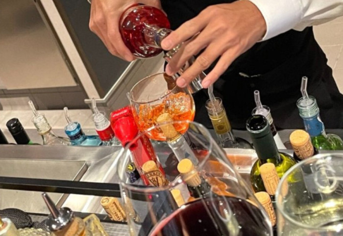 Piu 14 tekila dhe u rrëzua në udhëtimin me kroçerë, pasagjerja i merr 300,000 dollarë kompensim kompanisë