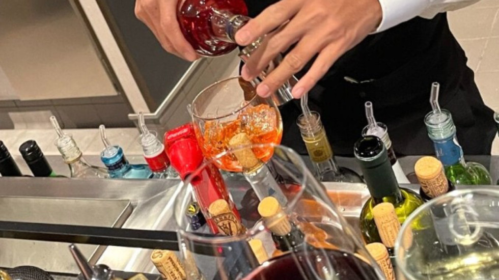 Piu 14 tekila dhe u rrëzua në udhëtimin me kroçerë, pasagjerja i merr 300,000 dollarë kompensim kompanisë