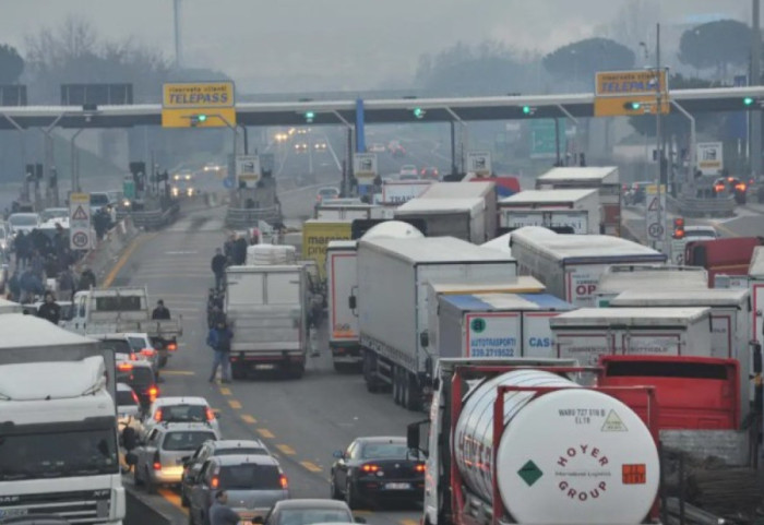 Çmimi i naftës ‘kacafiu’, Shoqatat e Transportit vendosin: Asnjë kamion në rrugët e Italisë për 5 ditë