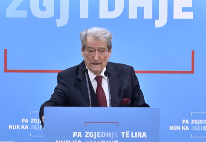 Pak orë nga protesta, Berisha fton qytetarët: Keni 1001 arsye për t’iu bashkuar kryengritjes paqësore