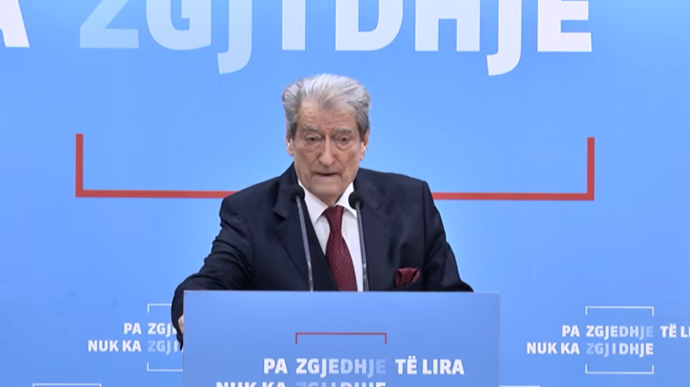 Pak orë nga protesta, Berisha fton qytetarët: Keni 1001 arsye për t’iu bashkuar kryengritjes paqësore