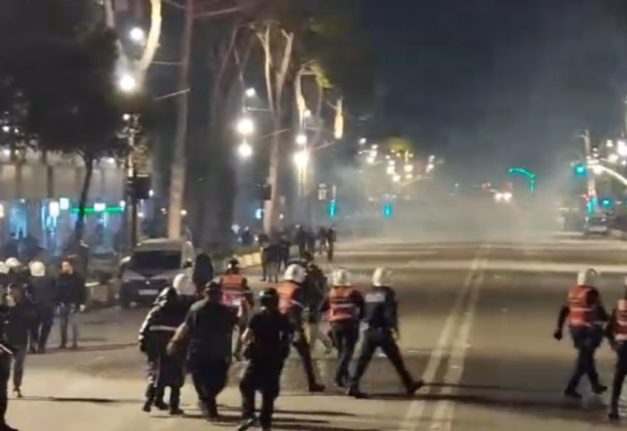 Molotov dhe gaz lotsjellës, disa të lënduar, policia arreston disa protestues
